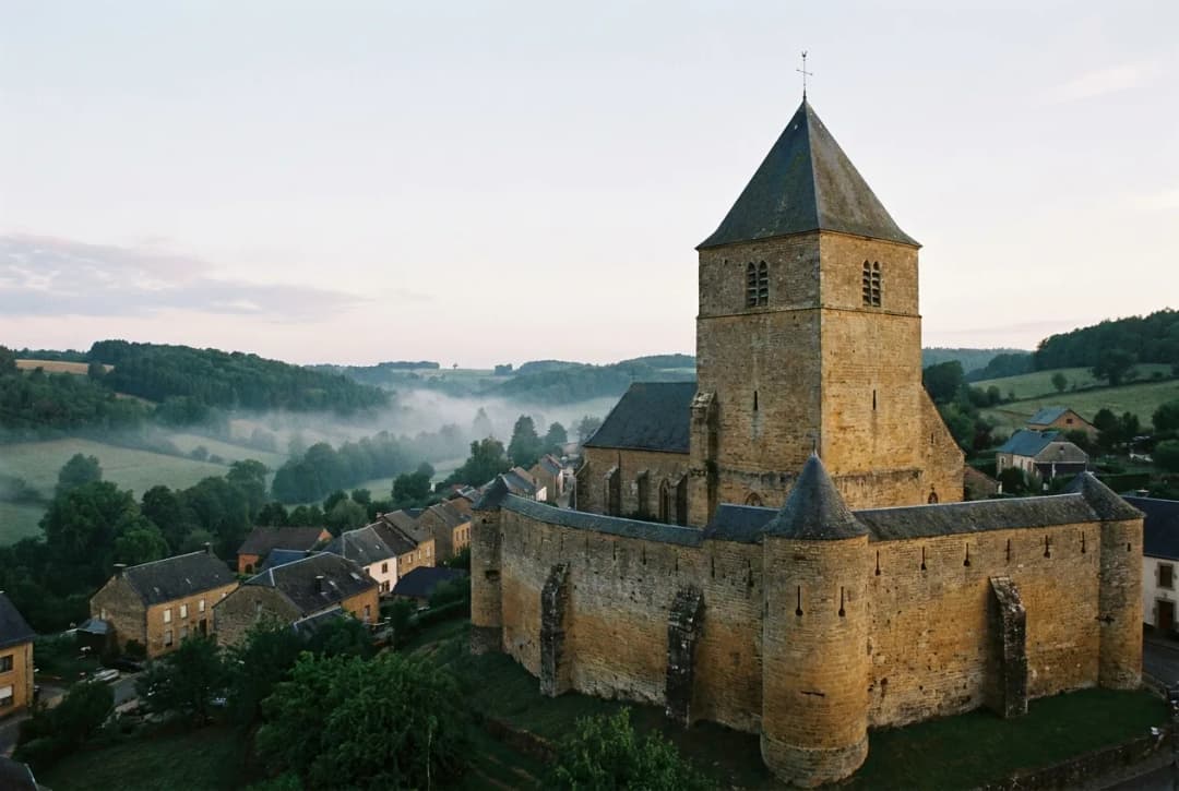 Les églises fortifiées de Gaume, sentinelles de pierre aux portes du royaume
