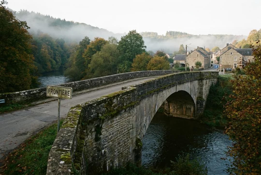 Le Pont Frontalier de Chiny : Un Témoin de l’Union Européenne