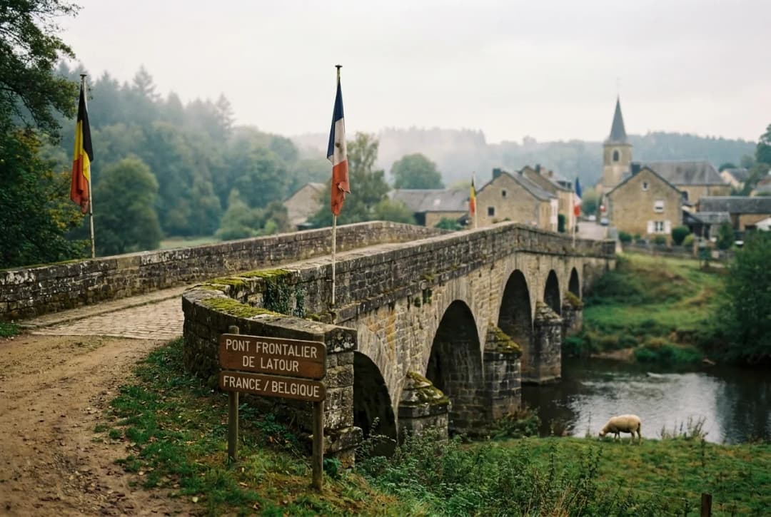 Le Pont Frontalier de Latour : Un Pont de l’Histoire et de l’Unité