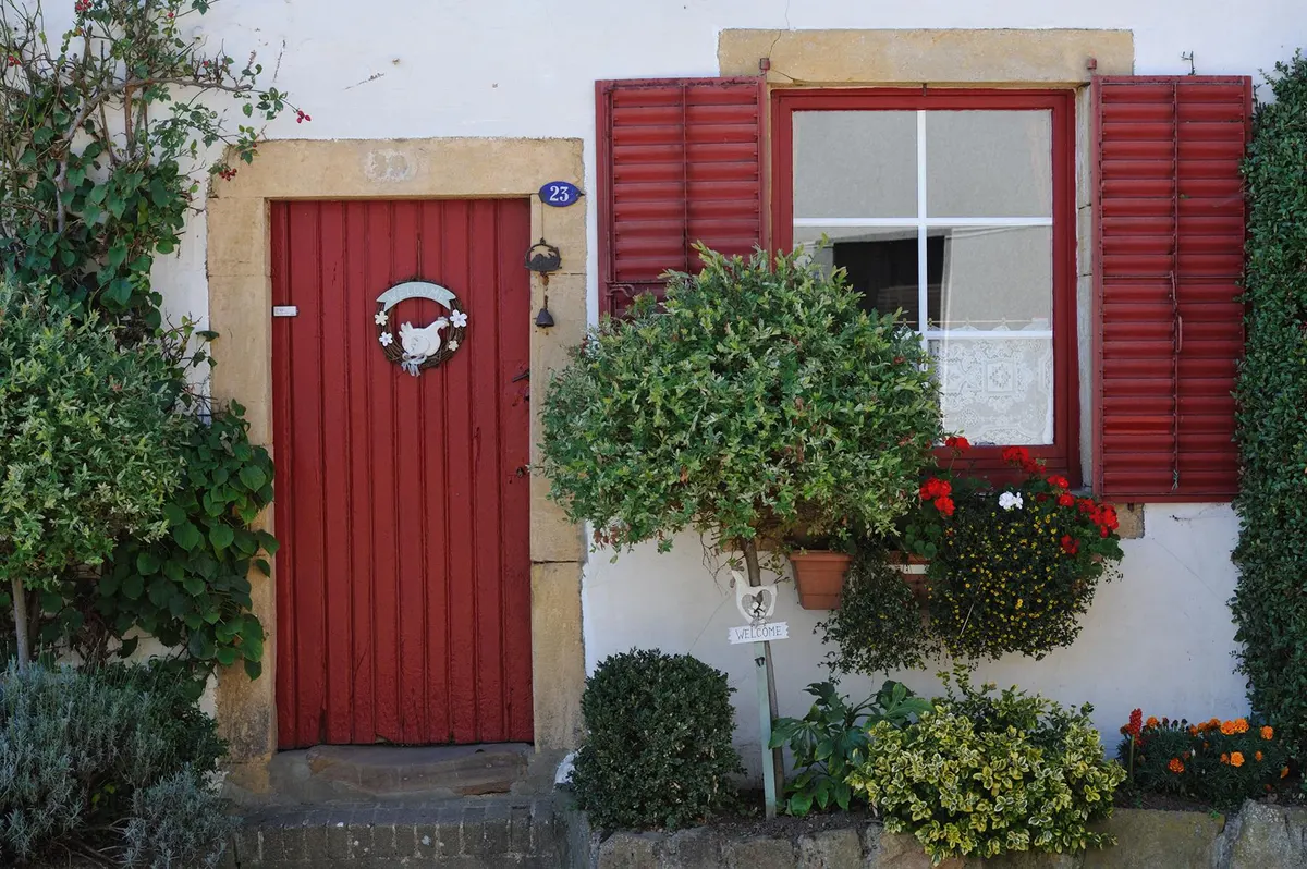 Promenade dans le village fleuri